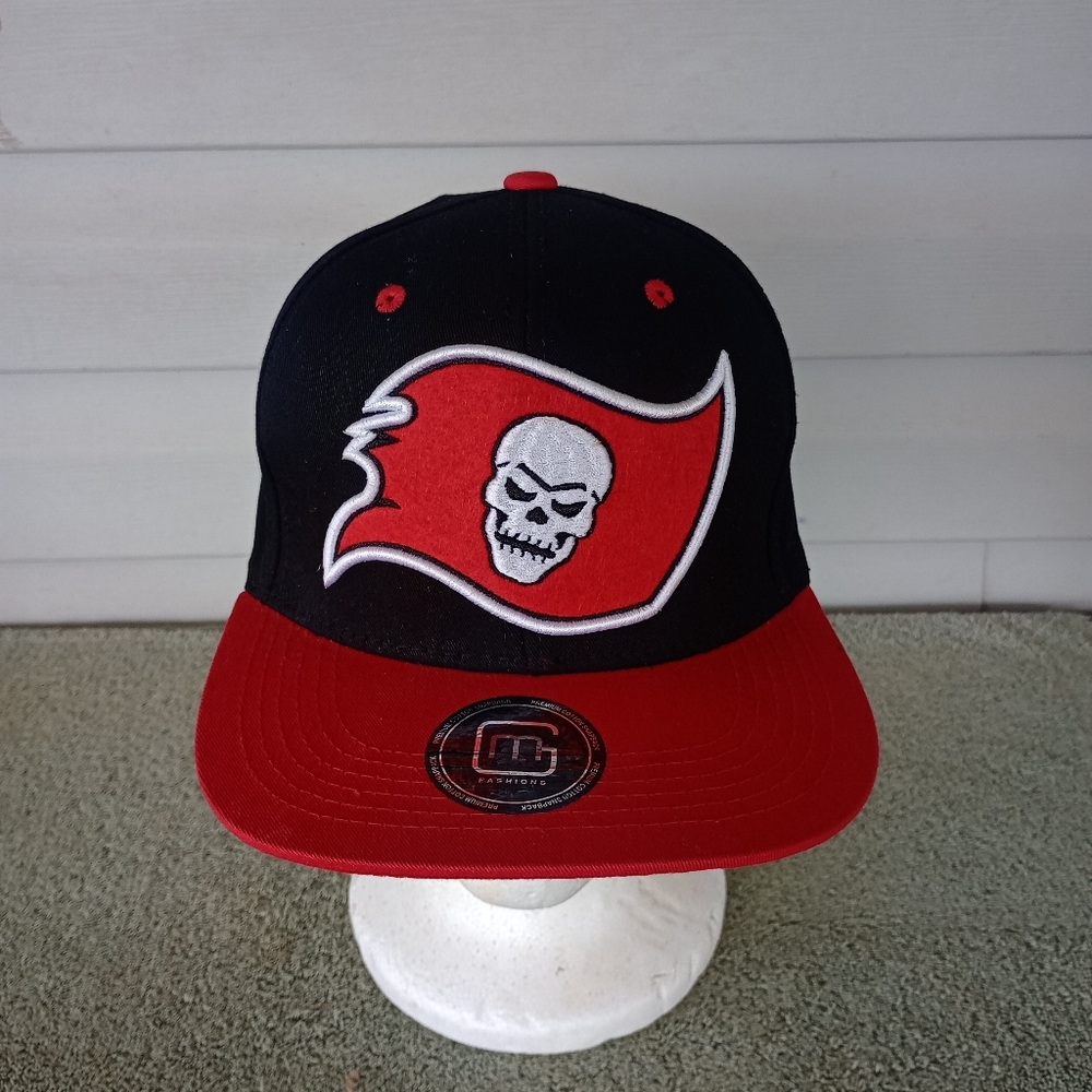 M Fashions Men's Snapback Hat Red/Black Tampa Bay Buccaneers